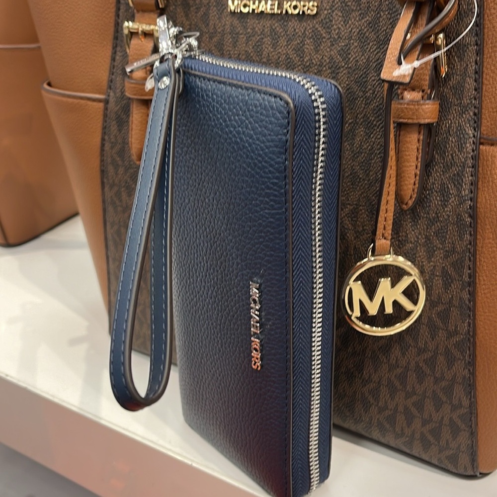 MICHAEL KORS LARGE TRAVEL CONTINENTAL WRISTLET WALLET SMARTPHONE NAVY BLUE
NWT - Picture 2 of 16